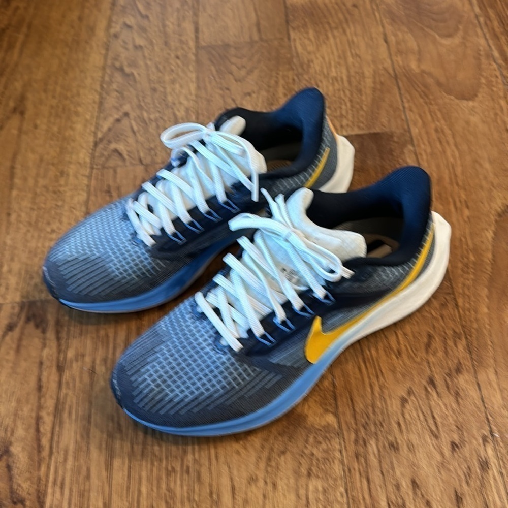 Nike Women's Shoes in Navy and Gold - Picture 4 of 10